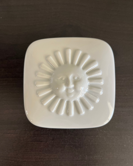 White Sunshine Smile: Elegant White Porcelain Trinket Box with Radiating Rays